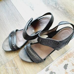 Earthies Asolas Black Cutout Hammered Leather Comfort Block Heels Sandals sz:8.5